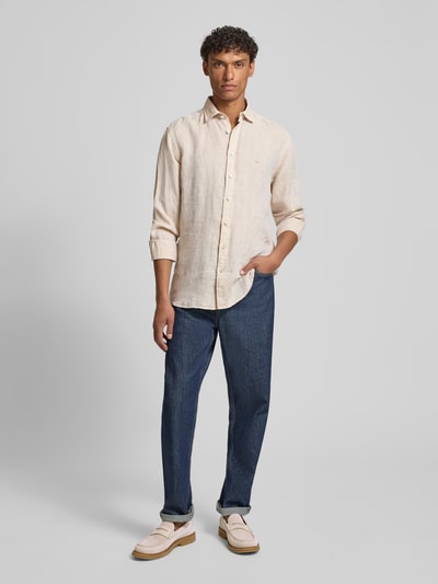 Męski model nosi Slim Fit Leinenhemd mit Haifischkragen od Fynch-Hatton, czysta len, krój slim fit, kremowy, całkowity widok z przodu. Długość na plecach w rozmiarze M: 77 cm, szerokość w rozmiarze M: 47 cm, długość rękawa w rozmiarze M: 61 cm.
