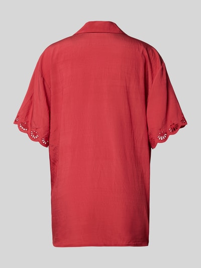Männermodel trägt Relaxed Fit Bluse mit Lochstickerei an den Ärmeln von WATERCULT, mieszanka wiskozy, krój relaxed fit, kołnierzyk koszulowy, haft angielski na rękawach, model 'CRAFTED ESSENTIALS', czerwony kolor, gładka faktura, Ganzkörperansicht Rückansicht.