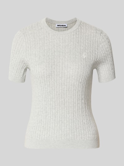Produktfoto, Kurzarmpullover mit Zopfmuster und Rundhalsausschnitt von Review aus reiner Baumwolle, hellgrau, Slim Fit, Logo, Rippbündchen.