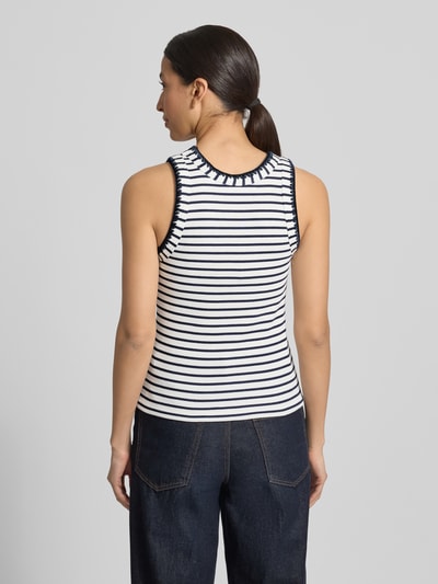 Frauenmodel trägt Tanktop mit Stitchings und Rundhalsausschnitt von Rich & Royal im Slim-Fit aus Baumwoll-Elasthan-Mix, Ripp-Optik, Rückenlänge 50 cm, weiße und dunkelblaue Streifen, Ganzkörperansicht Rückansicht.