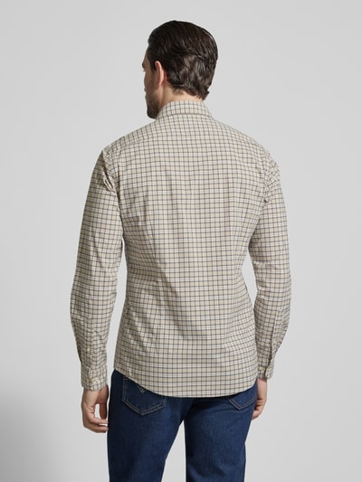 Männermodel trägt Regular Fit Freizeithemd aus Baumwoll-Mix Modell 'LOMOND' von Barbour, kariertes Allover-Muster, Ganzkörperansicht Rückansicht.