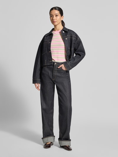 Kobieta nosi Regular Fit Langarmshirt aus reiner Baumwolle Modell 'MEDUSA' od MAX&Co., wielokolorowe paski, bawełna, przód, ujęcie całej sylwetki.
