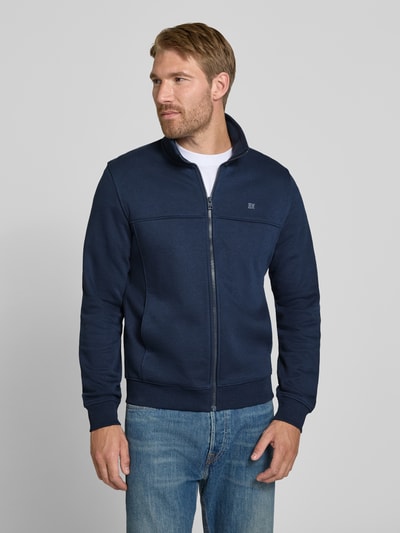 Męski model nosi Regular Fit Sweatjacke aus Baumwoll-Mix von s.Oliver RED LABEL, ciemnoniebieska, gładka faktura, widok całej sylwetki z przodu.
