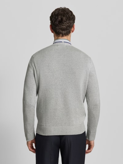 Männermodel trägt Strickpullover mit gerippten Abschlüssen von Polo Ralph Lauren in Grau, Reine Baumwolle, Regular-Fit, Rückenlänge 67 cm, Ganzkörperansicht Rückansicht.