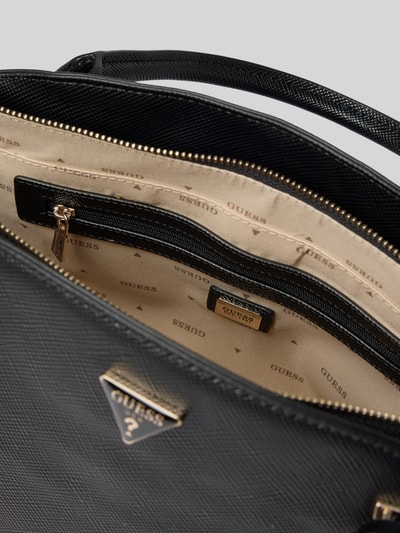 Produktfoto, Tote Bag aus Leder-Imitat Modell 'Gilda' von GUESS in Schwarz mit Logo-Detail, Hauptfach mit Reißverschluss, strukturierte Oberfläche, Innenfutter hell mit Marken-Schriftzug