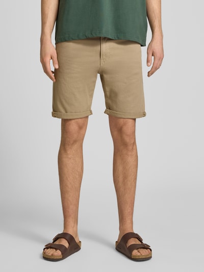 Männermodel trägt beige Jeansshorts mit Umschlag und Eingrifftaschen Modell 'RICK ALLEN' von Jack & Jones, Ganzkörperansicht von vorne, Regular Fit, Baumwoll-Elasthan-Mix.