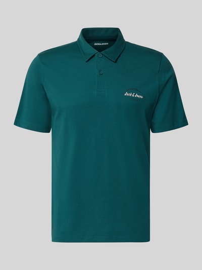 Produktfoto, poloshirt met labelprint model 'BRANDON' van Jack & Jones in donkergroen, puur katoen, regular fit, polokraag, korte knoopsluiting, ruglengte maat M 71 cm