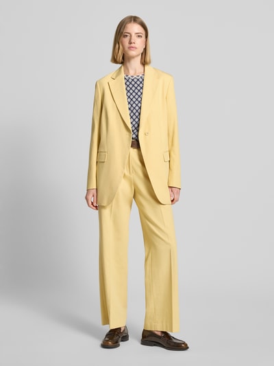 Frauenmodel trägt Damen T-Shirt Modell 'BUSSOLA' von Weekend Max Mara mit Optik:Allover-Muster, Regular-Fit, Rundhals, Kurzarm, feiner Webstruktur aus reiner Baumwolle in dezenten Farben, Ganzkörperansicht von vorne.