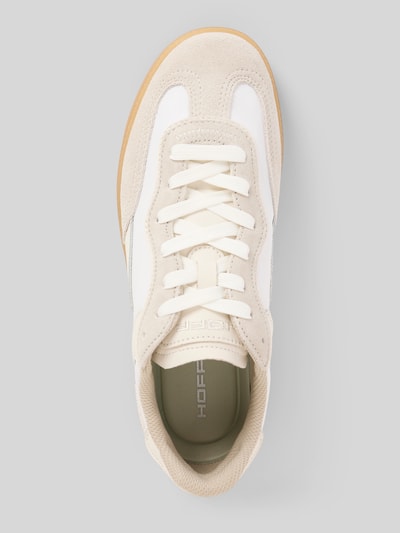 Produktfoto, Sneaker mit Logo-Stitching Modell 'Park' von HOFF, runde Form, weiße und beige Töne, glatte Sohle, Damen Sneaker.