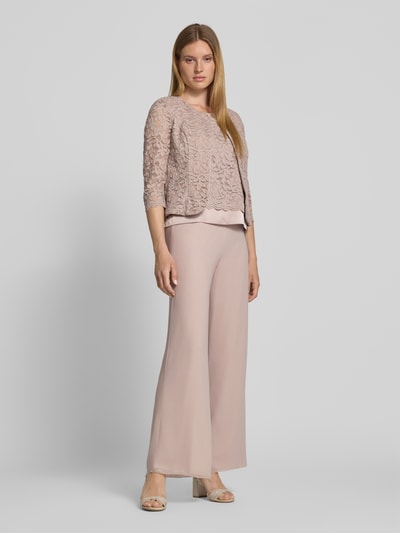 Kobiece modelka nosi Blazer mit Spitze und 3/4-Arm od Vera Mont, materiał elastyczny, krój regular fit, okrągły dekolt, otwarty front, beżowe odcienie, tekstura koronki, długość tyłu 55 cm w rozmiarze 36, pełny widok z przodu.