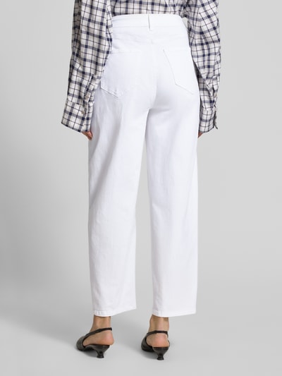 Frauenmodel trägt Barrel Fit Jeans-Culotte aus Baumwoll-Mix Modell 'HANNI' von Raffaello Rossi, weiß, 5-Pocket-Design, 7/8-Länge, Ganzkörperansicht Rückansicht.
