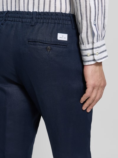 Männermodel trägt Hose mit Bügelfalten und Tunnelzug von Manuel Ritz aus reiner Baumwolle in Dunkelblau, Detailaufnahme Rückansicht.