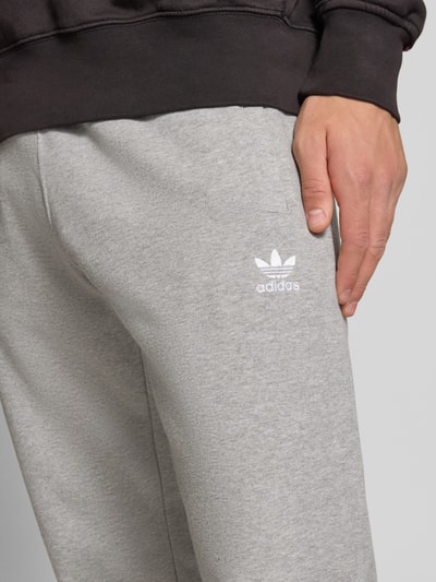 adidas Originals Sweatpants mit elastischem Bund Hellgrau Melange 3