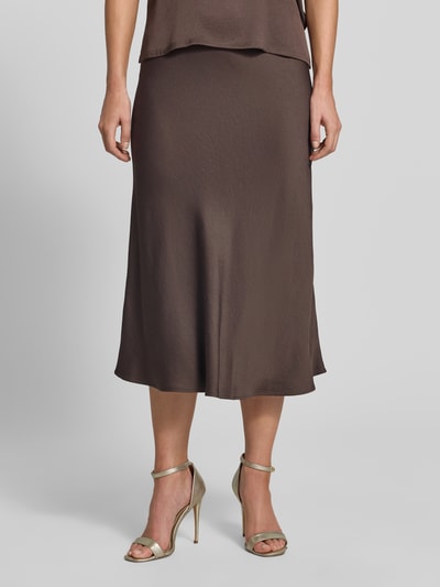 Frauenmodel trägt Midirock aus Satin Modell 'URA' von DRYKORN in Braun, A-Linie, elastischer Bund, Nahaufnahme Unterkörper.