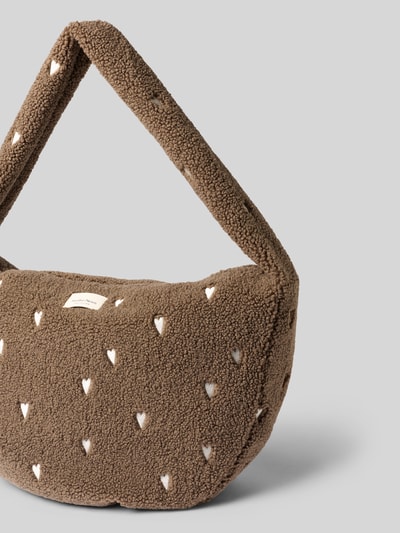 Produktfoto, Cross Body Bag mit Label-Patch von Studio Noos aus braunem Teddyfell, Herzmuster, Reißverschlussfach, Schultergurt, 62x35x11 cm, Länge Schulterriemen 80 cm