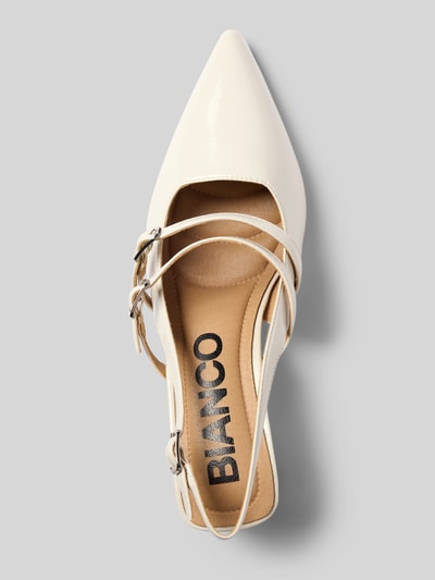 Produktfoto, spitz zulaufende Pumps mit Blockabsatz Modell 'MARALYN' von BIANCO in Creme mit Riemen und Dornschließe, Größe 40, Nahaufnahme Schuhspitze, Absatzhöhe 6 cm, Schaftweite 20 cm