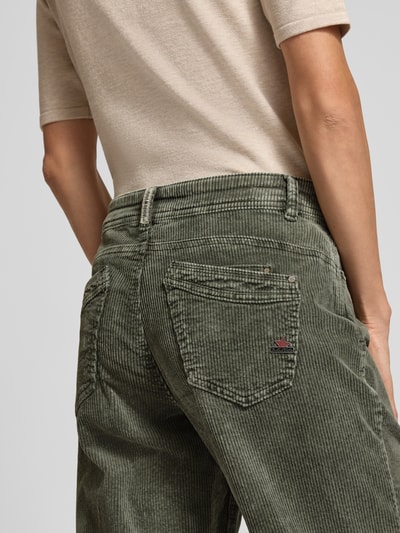 Frauenmodel trägt Relaxed Fit Cordhose aus Baumwoll-Mix Modell 'Malibu' von Buena Vista w kolorze oliwkowym, widoczna struktura sztruksu, spodnie sztruksowe od Buena Vista, damskie, detal tylnej części, Ganzkörperansicht Rückansicht.