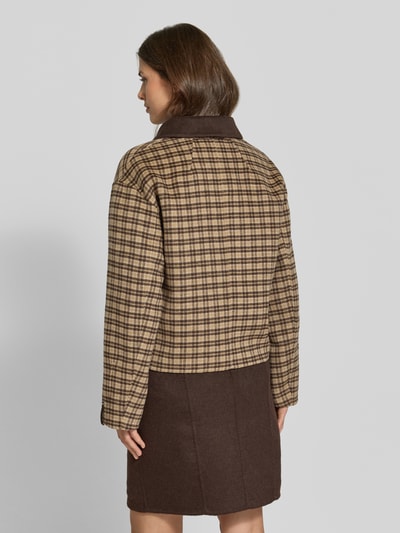 Frauenmodel trägt Regular Fit Jacke aus Woll-Mix mit Viskose-Anteil von COMMA in Braun mit Karomuster, Umlegekragen, Rückansicht, Ganzkörperansicht Rückansicht.