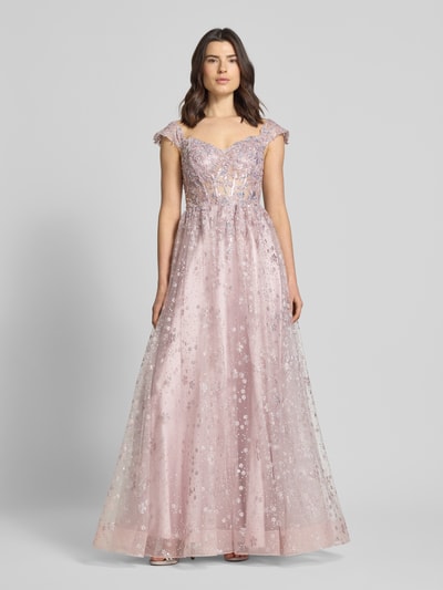 Kobiece modelka nosi „Schimmerndes Abendkleid aus Tüll mit Stitchings” od Unique, efekt błyszczący, tiul, linia A, długa sukienka, hafty, dekolt w serek, długość tyłu w rozmiarze 36: 133 cm, szerokość w rozmiarze 36: 35 cm, widok całościowy z przodu.