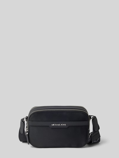 Produktfoto, schwarze Handtasche mit Schulterriemen Modell 'MALONE' von Michael Kors, Reißverschluss, Label-Detail, glatte Textur, rechteckige Form, Maße: 21x14x6 cm, Schulterriemenlänge 104 cm