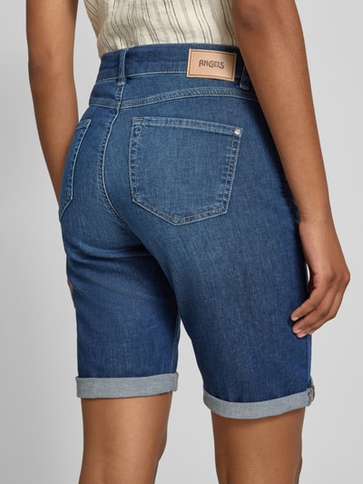 Frauenmodel trägt Jeansshorts mit Eingrifftaschen von Angels aus Baumwoll-Elasthan-Mix, Regular-Fit, Umschlag, Rückansicht, Nahaufnahme.