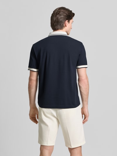 Männermodel trägt Regular Fit Poloshirt mit Logo-Print von EA7 Emporio Armani aus katoenmix, polokraag, met korte mouwen, ruglengte bij maat M 68 cm, ganzkörperansicht rugaanzicht.