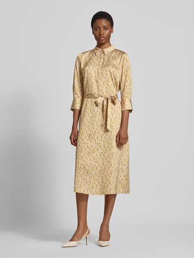 Modelka nosi Fließendes Freizeitkleid mit Allover-Muster Modell '263D32Diandra2' od JOOP!, beż i żółte wzory, całkowite widoczne z przodu, sukienki casualowe dla kobiet.