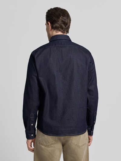 Männermodel trägt Oversized Hemdjacke aus Baumwoll-Mix Modell 'LIAM' von BOSS in Unifarben, Denim-Optik, Ganzkörperansicht Rückansicht.