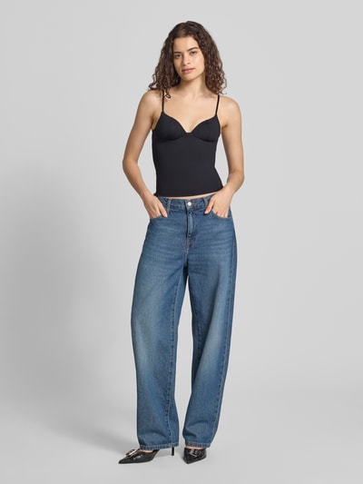 Frauenmodel trägt Slim Fit Top mit Shaping-Effekt von Gina Tricot, schwarz, glatte Textur, Spaghettiträger, elastisch, Ganzkörperansicht von vorne.