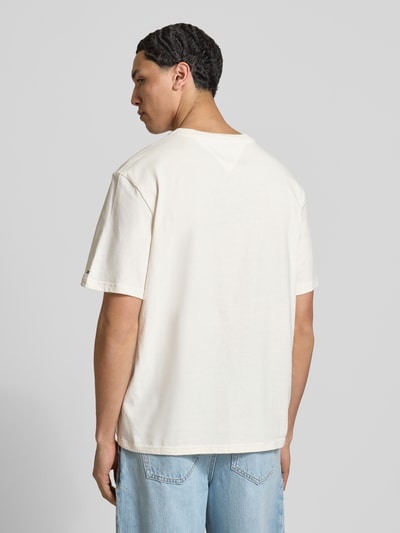 Männermodel trägt Regular Fit T-Shirt aus reiner Baumwolle von Tommy Jeans, Optik: Unifarben, Jersey, Ganzkörperansicht Rückansicht.