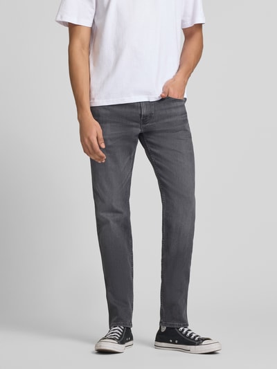 Männermodel trägt Slim Fit Jeans im 5-Pocket-Design Modell 'Anbass' von Replay, grau, Körpernaher-Schnitt, Ganzkörperansicht von vorne. Bundweite 43 cm, Innenbeinlänge 83 cm bei Größe 32/32, Knopf- und Reißverschluss.