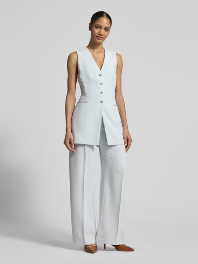 Frauenmodel trägt Slim Fit Longblazer ohne Ärmel Modell 'JULINIAL' von BOSS, reine Viskose, einfarbig, V-Ausschnitt, Ganzkörperansicht von vorne.