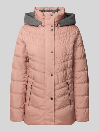 Produktfoto, Jacke in Stepp-Optik mit Kapuze von FUCHS SCHMITT w kolorze jasnoróżowym, z efektem pikowania, taliowany krój, kaptur, wpuszczane kieszenie z zamkiem błyskawicznym, długość tyłu w rozmiarze 36: 74 cm, szerokość ramion w rozmiarze 36: 40 cm, szerokość klatki piersiowej w rozmiarze 36: 48 cm, długość rękawów w rozmiarze 36: 64 cm