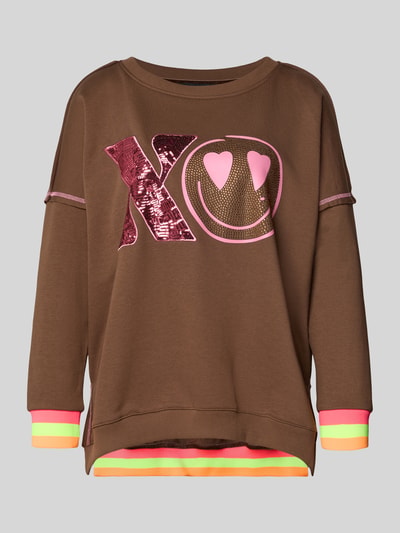 Produktfoto, Oversized Sweatshirt aus reiner Baumwolle Modell 'XO Heartface' von miss goodlife in Braun mit Statement-Print, Pailletten, Strass, Ziernähten und elastischen Abschlüssen, farbige Bündchen