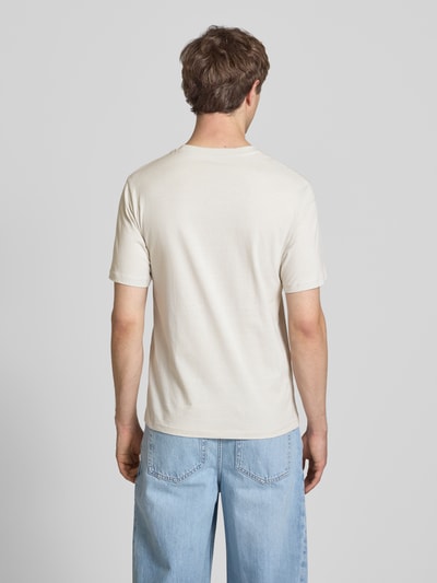 Männermodel trägt T-Shirt mit Label-Print Modell 'INDIANA' von Jack & Jones, Baumwolle, Regular Fit, Rückansicht, Ganzkörperansicht.