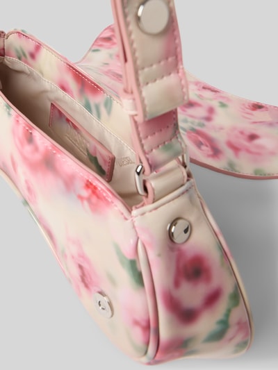 Produktfoto, Crossbody Bag mit Label-Detail von Diesel, rosa-weiß mit floralen Mustern, glatte Textur, Breite 21 cm, Länge 13 cm, Tiefe 7 cm