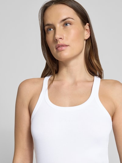 Kobiece model prezentuje Slim Fit Tank Top aus Baumwoll-Mix Modell 'C_EPETITE' od BOSS Orange, biały, jednolity, ripp, szerokie ramiączka, label stitching, dekolt okrągły, krój slim fit, bawełniany miks, zbliżenie na górną część ciała
