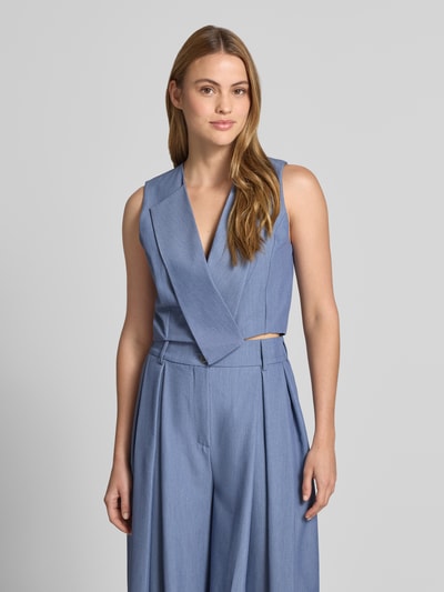 Frauenmodel trägt Weste mit Schalkragen und verdecktem Verschluss von Rinascimento, taillierter Cropped-Schnitt, Material-Mix, Ganzkörperansicht von vorne.