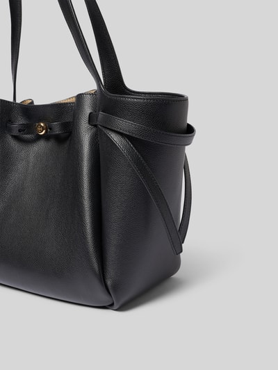 Produktfoto, Handtasche mit Logo-Detail von Tory Burch in Schwarz mit Strukturmuster, schmale Schulterriemen, Hauptfach mit Magnetverschluss, Innenfach mit Reißverschluss, Maße: Breite 37 cm, Länge 27 cm, Tiefe 17 cm.