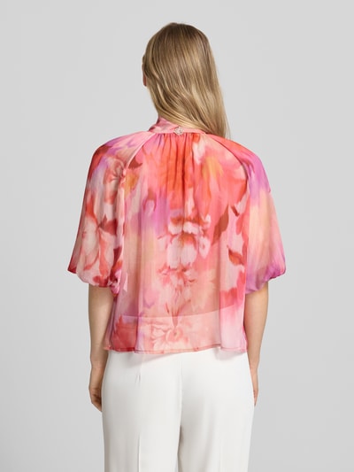 Männermodel trägt Schluppenbluse mit Ballonärmeln von Rinascimento, Chiffon, krój loose fit, kolorowy wzór, widok całej sylwetki z tyłu