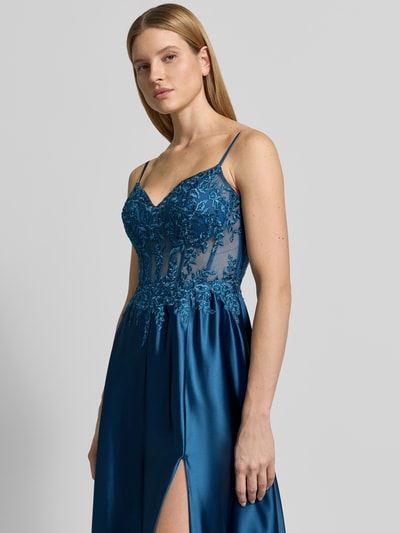 Frauenmodel trägt Corsagenkleid mit Stitchings und Ziersteinbesatz von Luxuar, glänzender blauer Satin, Maxikleid, Nahaufnahme Oberkörper.