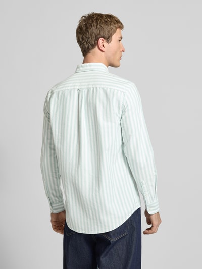 Männermodel trägt Regular Fit Freizeithemd aus reiner Baumwolle von Tommy Jeans mit Optik:Allover-Muster, gestreift, Ganzkörperansicht Rückansicht.