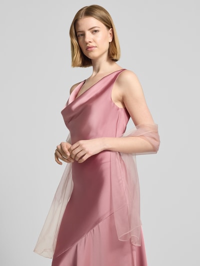Frauenmodel trägt Abendkleid mit Wasserfall-Ausschnitt und breiten Trägern von Mascara, Satin, Körpernaher-Schnitt, Maxikleid, Rückenlänge 156 cm, Brustweite 30 cm, Ganzkörperansicht von vorne.
