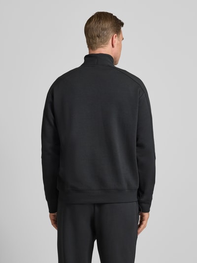 Męski model nosi Regular Fit Sweatshirt aus Baumwoll-Mix Model 'ATLAS' od HUGO, jednokolorowy, mieszanka bawełny, długi rękaw, kołnierz zapinany, nadruk z logo, dzianina dresowa, Ganzkörperansicht Rückansicht.