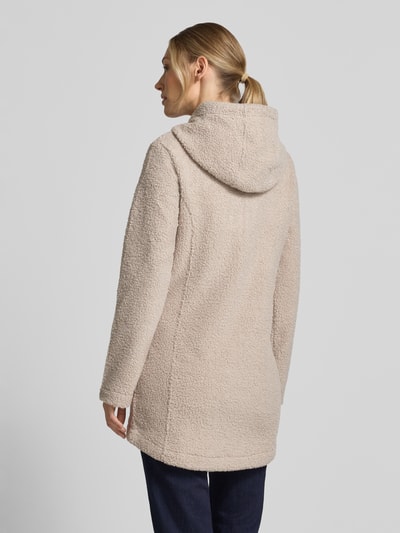 Vrouwenmodel draagt Mantel uit tricotfleece van G.I.G.A. DX, getailleerde pasvorm, capuchon met tunnelkoord, steekzakken, ruglengte maat 36: 67 cm, schouderbreedte maat 36: 43 cm, borstwijdte maat 36: 48 cm, mouwlengte maat 36: 62 cm, gebroken witte kleur, zachte textuur, volledige rugaanzicht.
