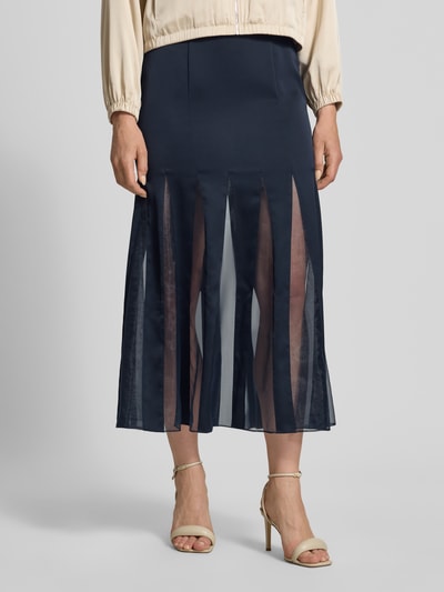 Kobiece model prezentuje długa spódnica z transparentnymi wstawkami Damen Maxi-Rock mit transparenten Einsätzen Modell 'VABELLI' von BOSS, ciemnogranatowy kolor, gładka tekstura, długość maxi, Ganzkörperansicht von vorne.