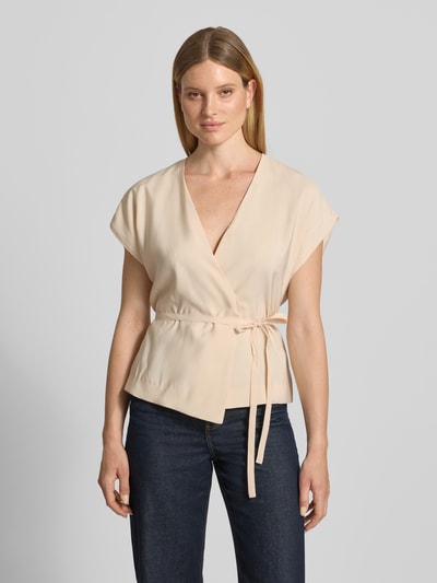 Vrouwenmodel draagt Weste met V-hals van Christian Berg Woman Selection, modalmix, getailleerd, wikkellook, afneembare tailleband, kleur beige, fijn oppervlak, borstwijdte 49 cm, schouderbreedte 45 cm, ruglengte 62 cm, maat 36, Nahaufnahme Oberkörper.
