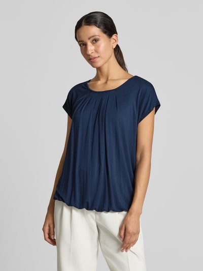 Frauenmodel trägt Relaxed Fit T-Shirt aus Viskose-Mix Modell 'Minou' von ZABAIONE in Dunkelblau mit Rundhalsausschnitt und Raffungen, Ganzkörperansicht von vorne. Rückenlänge bei Größe S: 54 cm, elastischer Bund, Textur fließend.