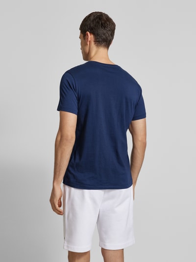 Męski model nosi T-shirt z wyhaftowanym logo od Polo Ralph Lauren, bawełna, prosty krój, okrągły dekolt, długość tyłu 70 cm, całkowita tylna perspektywa.