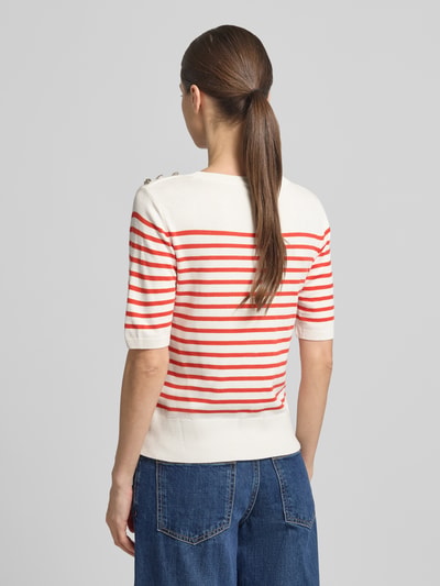 Frauenmodel trägt Strickshirt aus Viskose-Elasthan-Mix mit Knopfleiste von Milano Italy, rot-weiß gestreift, Regular Fit, Ganzkörperansicht Rückansicht.